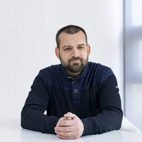 item.cover?.alt || ''